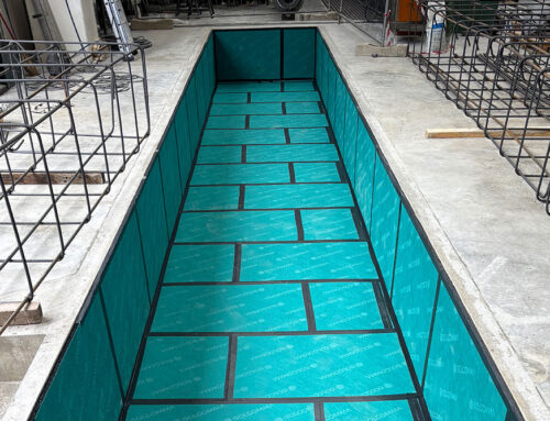 Foundation plinth isolation for lathe